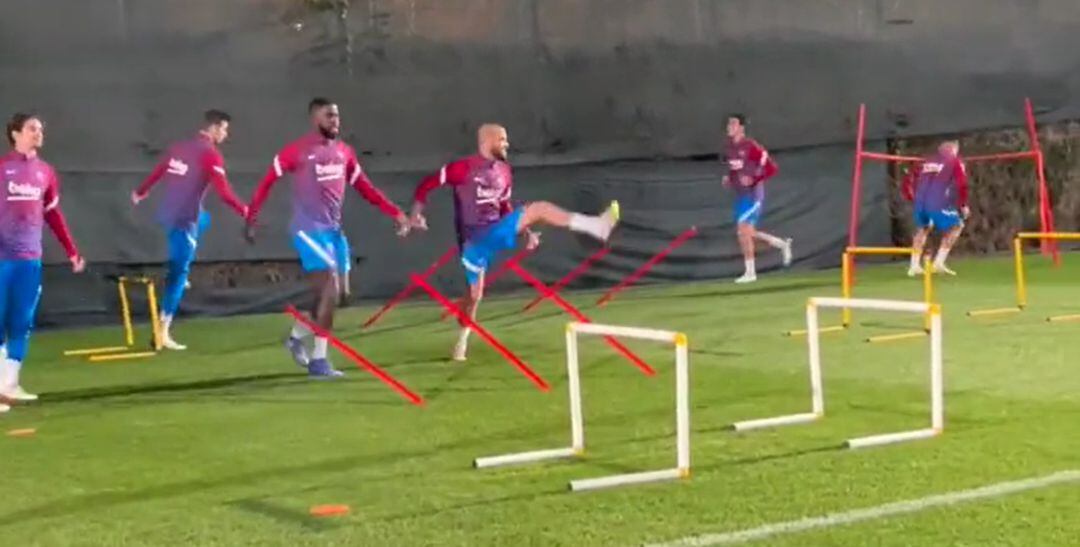 Dani Alves y Umtiti durante el entrenamiento del Barça