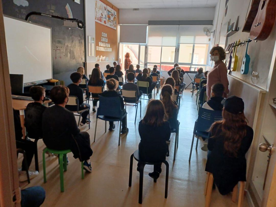 Niños esperan ser vacunados en las Carmelitas de Gandia 