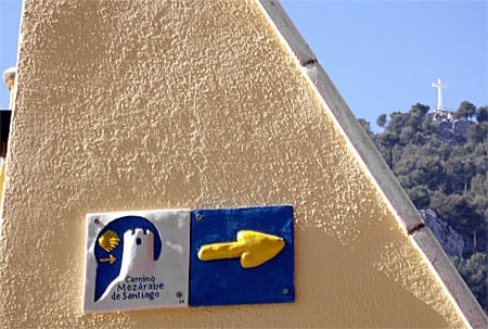 Placa identificativa del Camino Mozárabe de Santiago en Jaén.