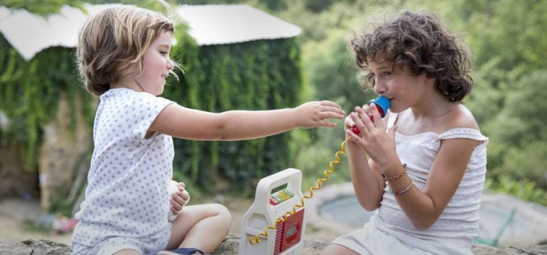 Paula Robles y Laura Artigas, actrices de la película 'Verano 1993' durante una secuencia. (Fotograma de la película).
