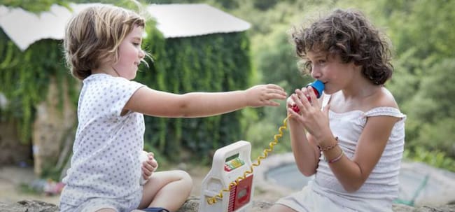Paula Robles y Laura Artigas, actrices de la película 'Verano 1993' durante una secuencia. (Fotograma de la película).
