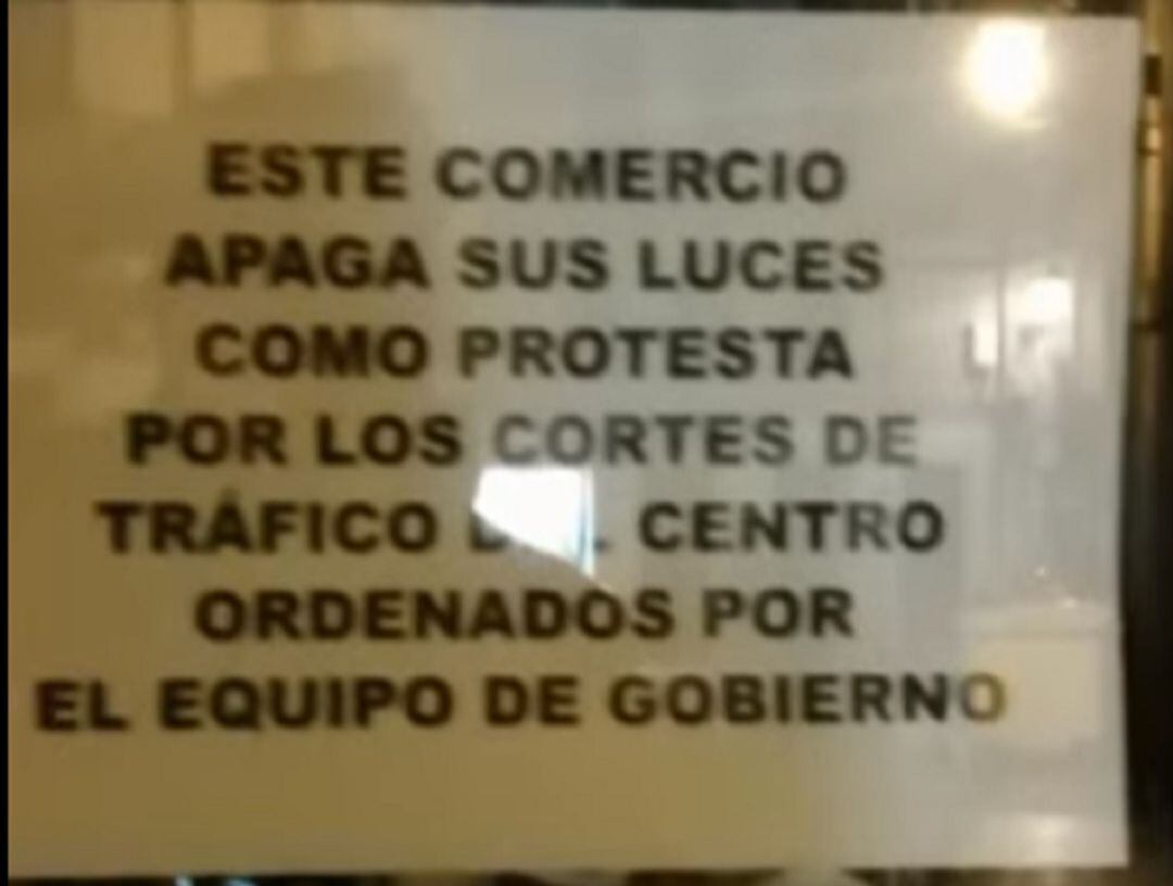 Cartel que se puede leer en uno de los comercios de la capital 