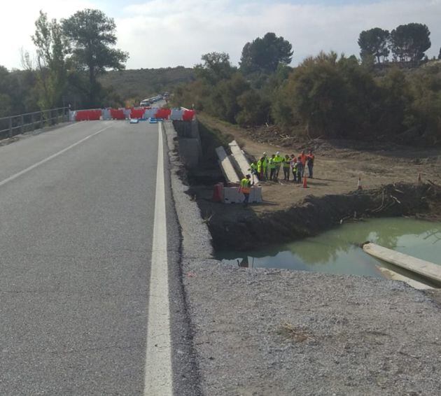 Técnicos de la Consejería de Fomento de la Junta y de la Confederación Hidrográfica del Guadalquivir inspeccionan el puente cortado de la carretera A-4200 sobre el río Baza, entre Baza y Benamaurel (Granada)