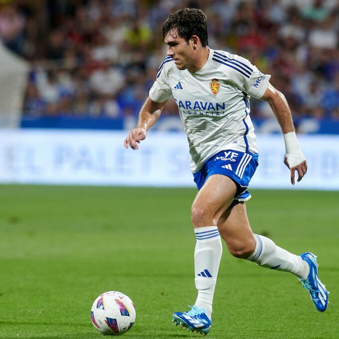 Iván Azón durante un partido en La Romareda