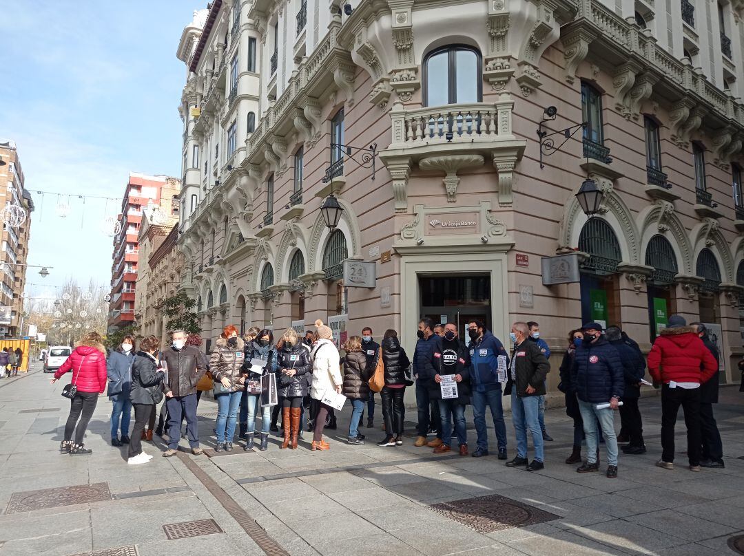 Concentración a las puertas de la oficina