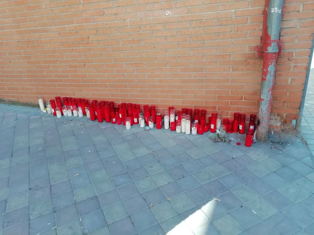 Velas encendidas para recordar a Francisco, apuñalado mortalmente el pasado domingo. 