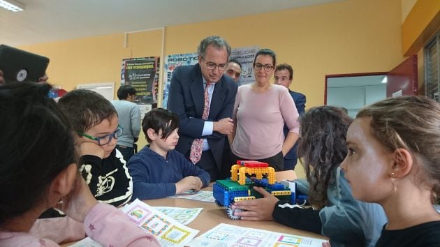 El consejero de Educación madrileño, Enrique Ossorio, con los alumnos del CEIP Miguel de Cervantes