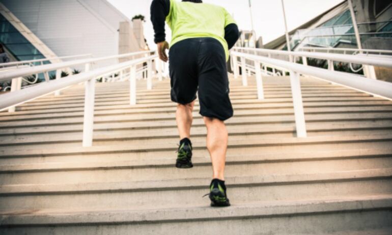 Subida de escaleras/ Foto de recurso