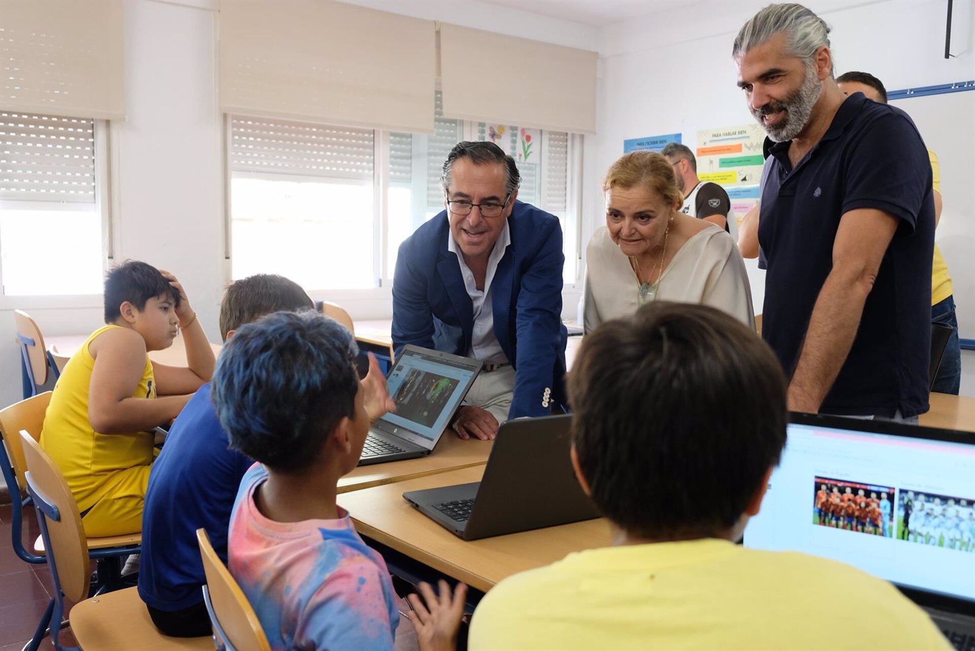 El delegado territorial de Desarrollo Educativo y Formación Profesional y Universidad, Investigación e Innovación, Miguel Briones, durante la  visita.
Un total de 15.717 estudiantes de Primaria y primero y segundo de Educación Secundaria Obligatoria (ESO) participan este año en el Programa de Refuerzo Estival que comenzó el pasado 1 julio en Andalucía, casi 3.000 alumnos más que en la edición anterior, es decir un 23,5%. En el caso de Málaga, ese incremento es superior, al alcanzar el 31,8%, pasando de los 2.596 alumnos del curso pasado a los 3.424 inscritos en el actual.