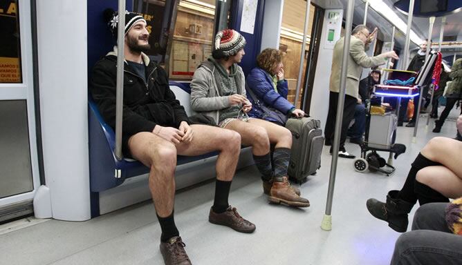 Varios jóvenes viajan sin pantalones en el Metro de Madrid, tras sumarse a la "jornada mundial sin pantalones", convocada por medio de las redes sociales en unas sesenta grandes ciudades.