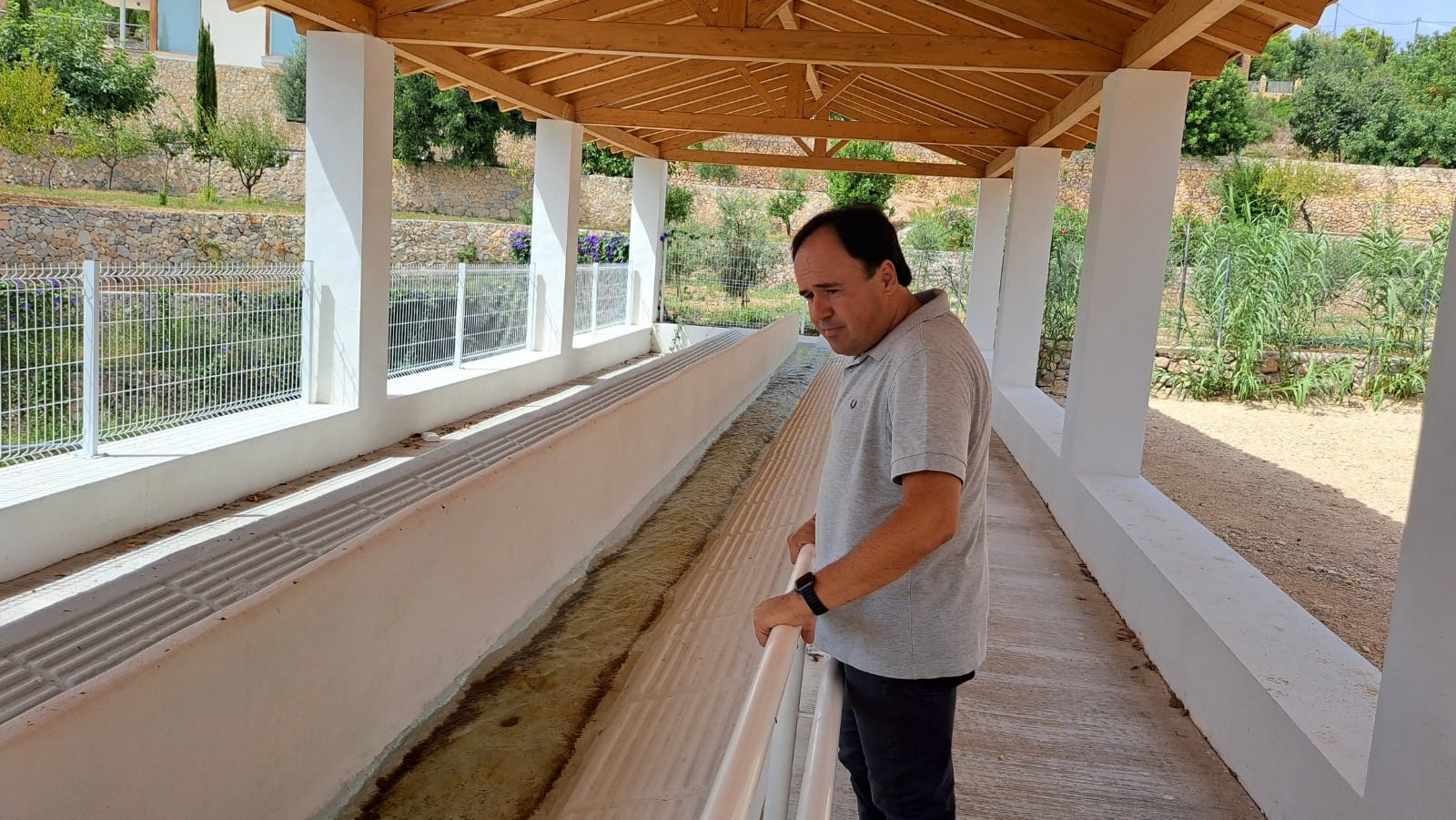 El alcalde de Finestrat, Juanfran Pérez Llorca, contempla el resultado de las obras en el lavadero