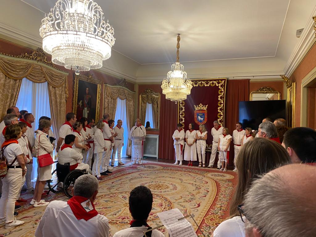 El alcalde de Pamplona, Enrique Maya, compadece en el acto del día de las Ciudades Hermanas