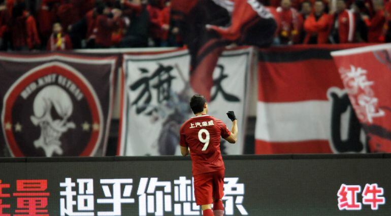 El brasileño Elkeson celebra un gol con su equipo en la Superliga china.