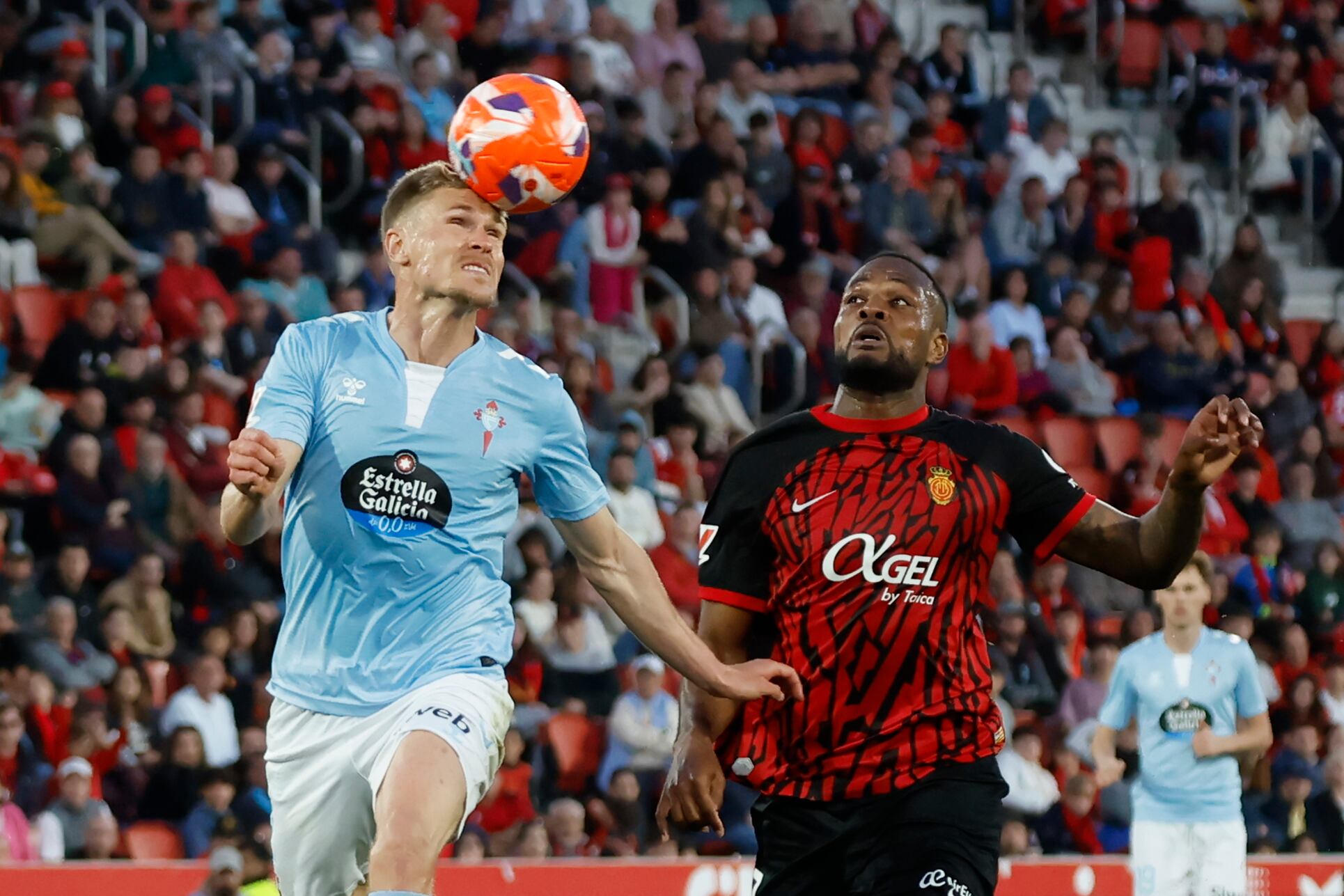 PALMA DE MALLORCA, 05/04/2025.- El defensa sueco del Celta Carl Starfelt (izda) disputa el balón ante el delantero canadiense del Mallorca, Cyle Larin, durante el partido de LaLiga entre el Real Mallorca y el Celta, este sábado en el estadio de Son Moix, en Palma. EFE/CATI CLADERA