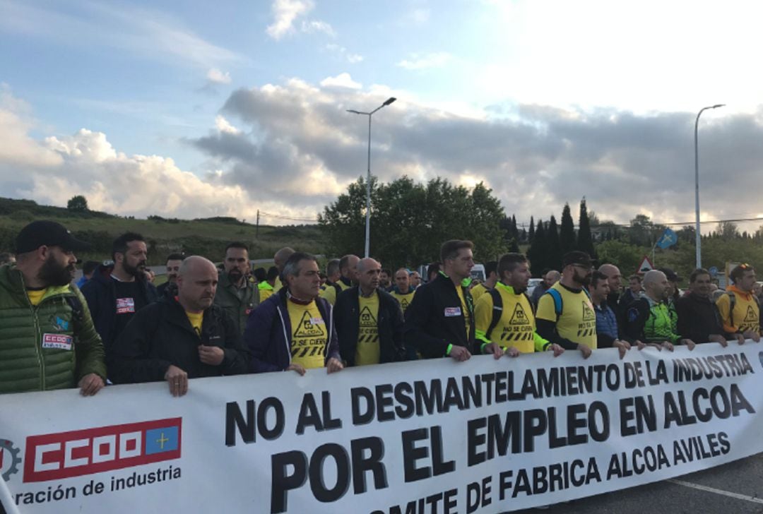 Inicio de la marcha a Madrid de los miembros del comité de empresa de Alcoa Avilés.