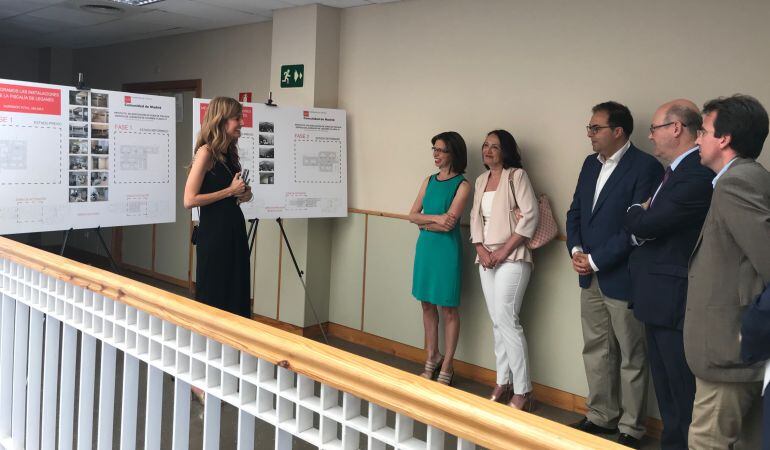 La consejera, acompaña del alcalde y el portavoz local del PP de Leganés