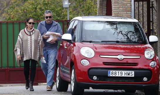 La tonadillera Isabel Pantoja disfruta desde poco antes del mediodía del tercer grado penitenciario tras permanecer menos de media hora en la prisión de mujeres de Alcalá de Guadaíra (Sevilla), a la que había regresado esta mañana después de seis días de libertad en su cuarto permiso ordinario.Isabel Pantoja llegó a la prisión a las 11.35 horas acompañada, como es habitual, de su hermano Agustín, que se quedó esperando en la puerta del recinto penitenciario hasta que veinte minutos después salió la cantante.