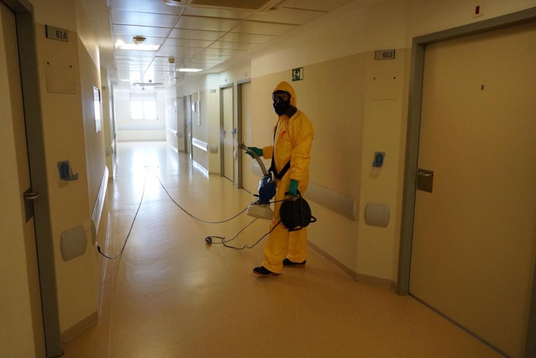 Un militar de la UME desinfecta un ala del hospital general del complejo del Hospital Virgen de las Nieves de Granada, hasta ahora dedicada a alojar a pacientes con covid-19
