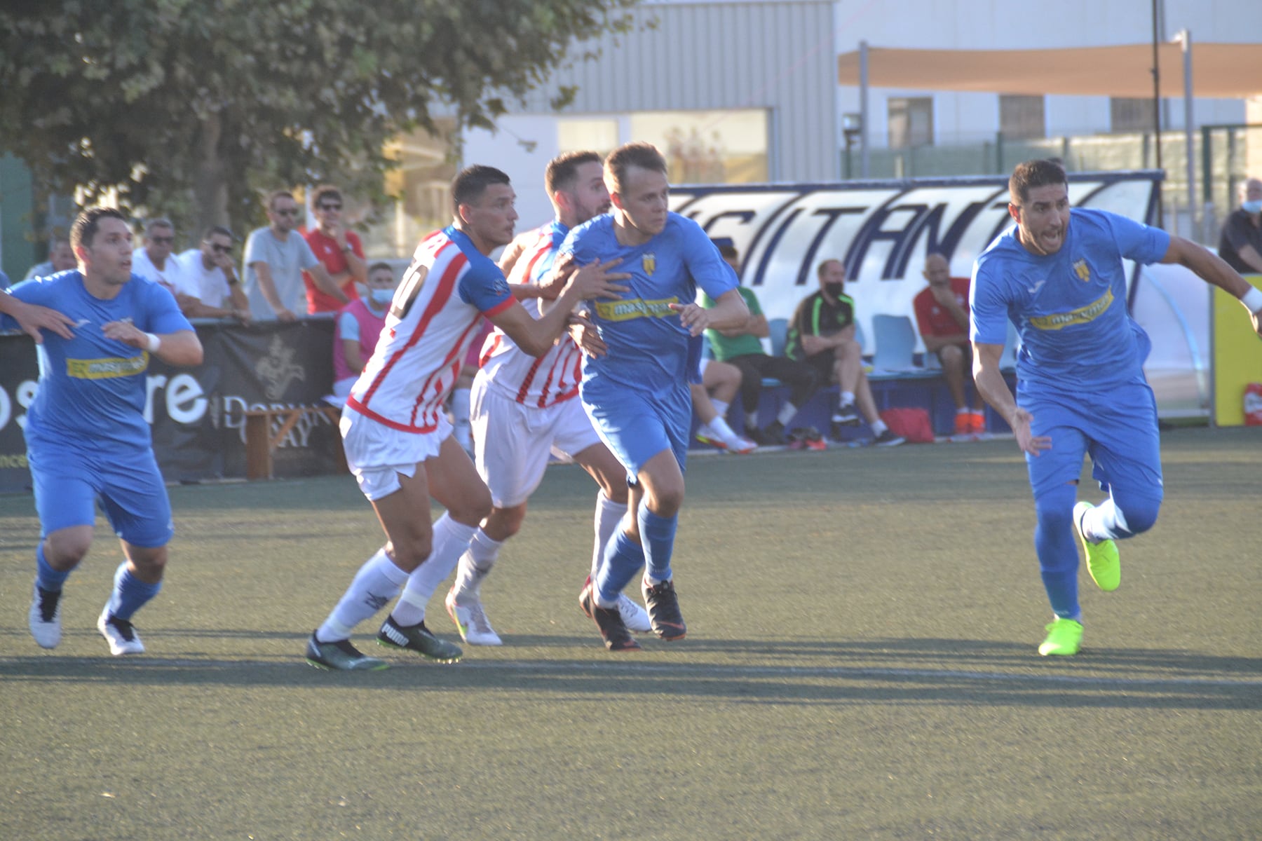 Jugadores del Pedreguer y Jávea durante un partido.