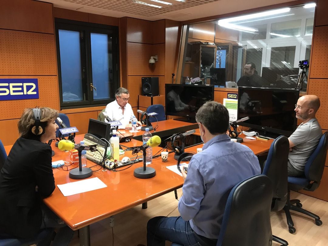 El presidente del PP Aragón, Luis María Beamonte,  durante la emisión de La Rebotica, en Radio Zaragoza