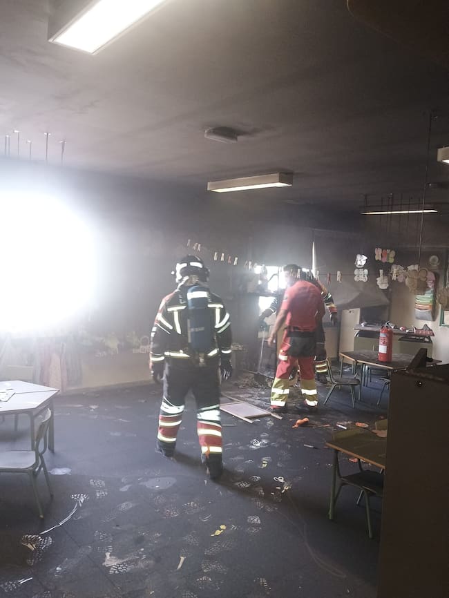 Bomberos de Lanzarote en el CEIP Los Geranios de Arrecife, Lanzarote.