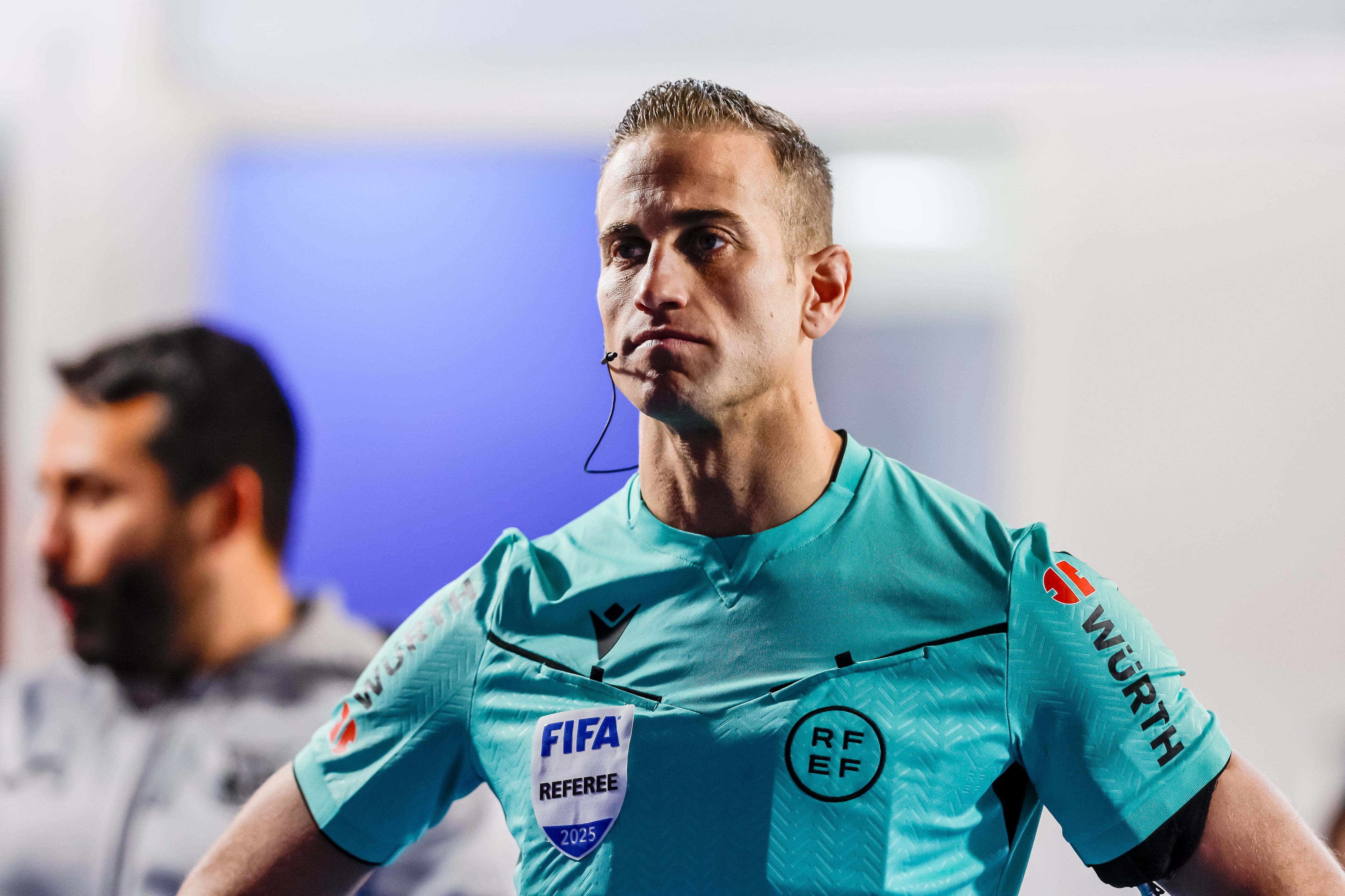 Javier Alberola Rojas dirige un partido en esta temporada