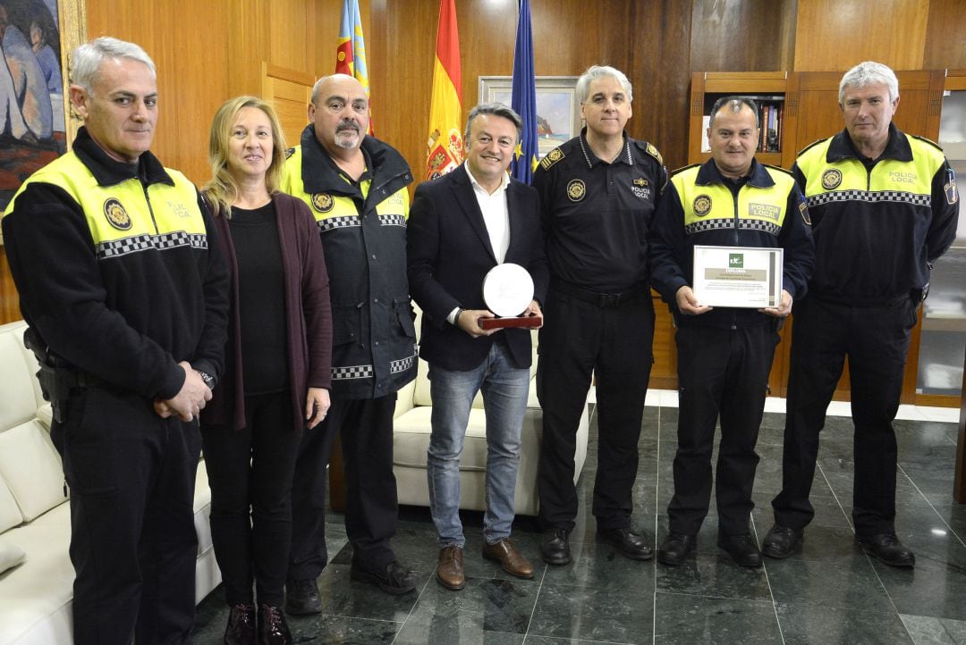 El alcalde José Chulvi recibe a los agentes de la Unidad de Cometidos Especiales de la Policía Local.