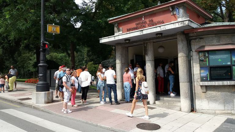 Turistas hacen cola para ser atendidos en la Oficina de Turismo de Oviedo