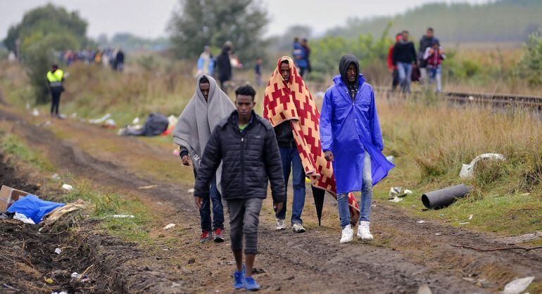 Refugiats que arriben a un centre de Roszke (Hungría)