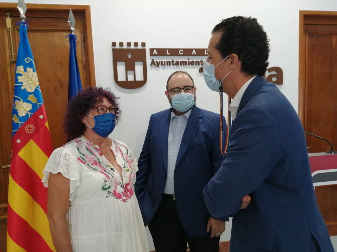 La pregonera junto con el alcalde de Elda y el concejal de Fiestas en funciones 