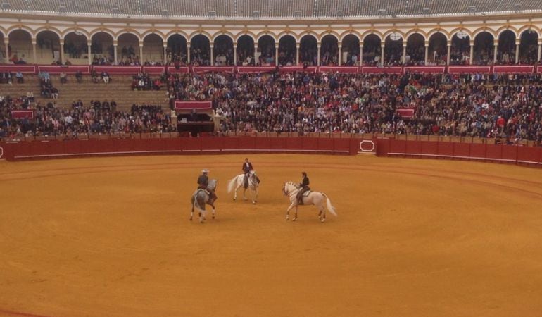 Sergio Galán, Diego Ventura y Lea Vicens durante el carrusel previo al comienzo del festejo en la Real Maestranza