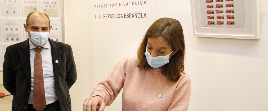 Inés Rey en la inauguración de la exposición filatélica en la casa museo Casares Quiroga