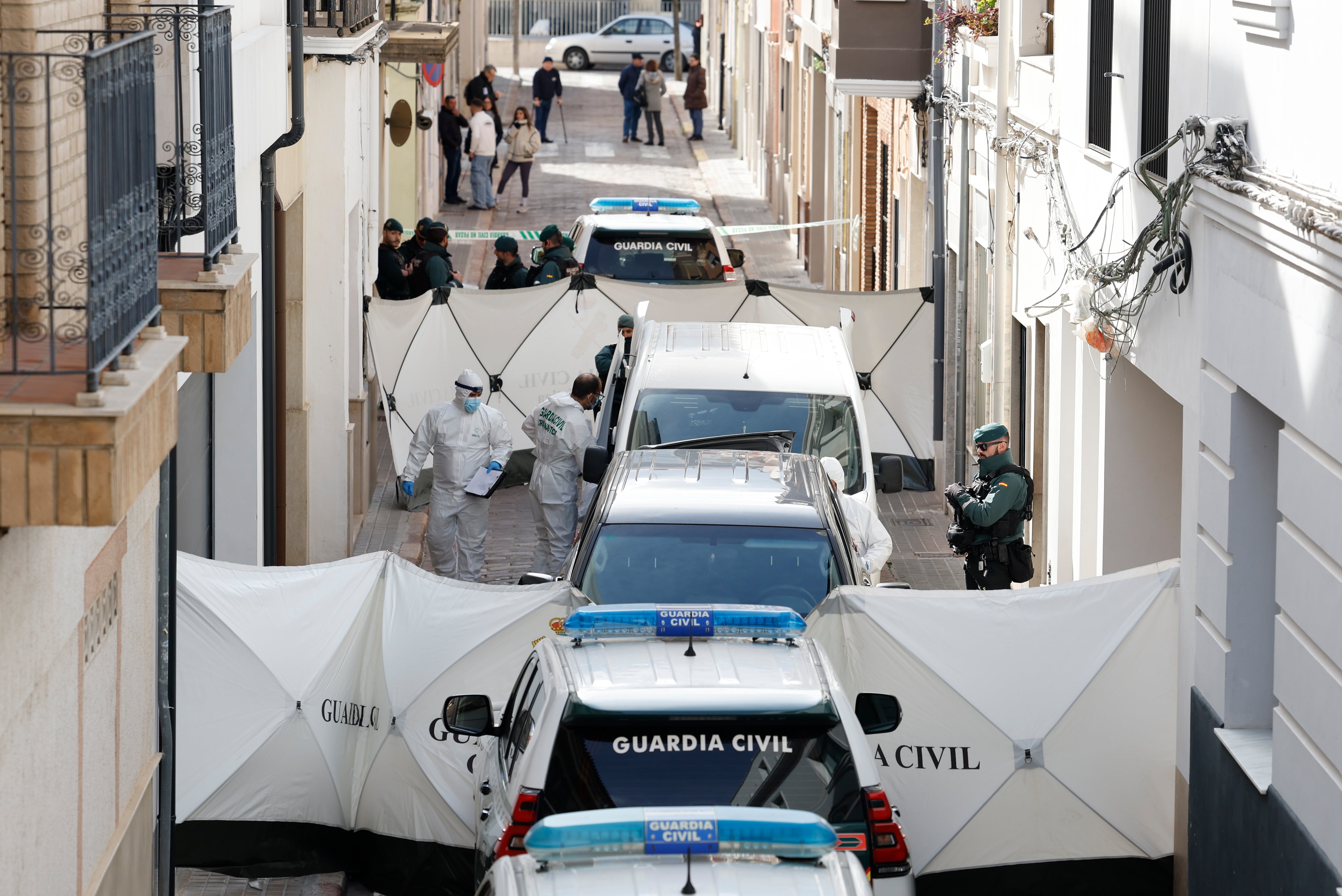 SUECA (VALENCIA), 25/01/2026.- Miembros de la Guardia Civil de criminalística en el lugar donde ayer se cometió el asesinato de un menor de 13 años en la localidad valenciana de Sueca, después de que un hombre de 48 años se entregase en el cuartel de este municipio y confesase el crimen. EFE/Ana Escobar