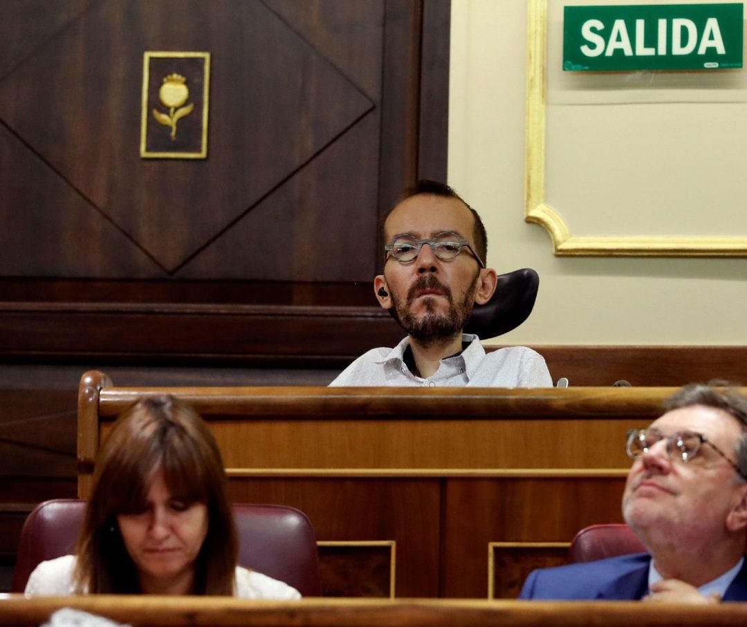 El secretario de Acción de Gobierno de Podemos, Pablo Echenique , en el hemiciclo del Congreso en la primera jornada del debate de investidura, en la que el líder socialista español, Pedro Sánchez, afronta desde este lunes el debate que puede desembocar en su elección como presidente del primer Ejecutivo de coalición en la reciente historia de España, si cuaja el acuerdo de su partido (PSOE) con la coalición de izquierda Unidas Podemos (UP).