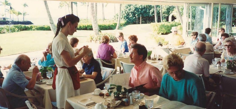 Una camarera toma orden a los clientes