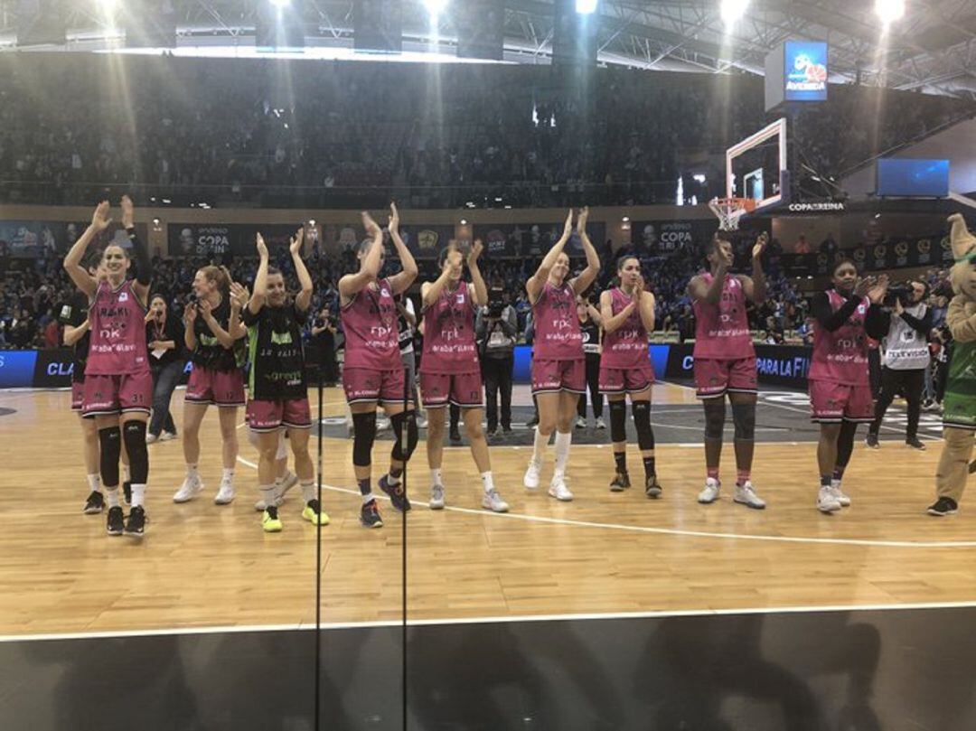 Saludo final de las jugadoras a la afición vitoriana.