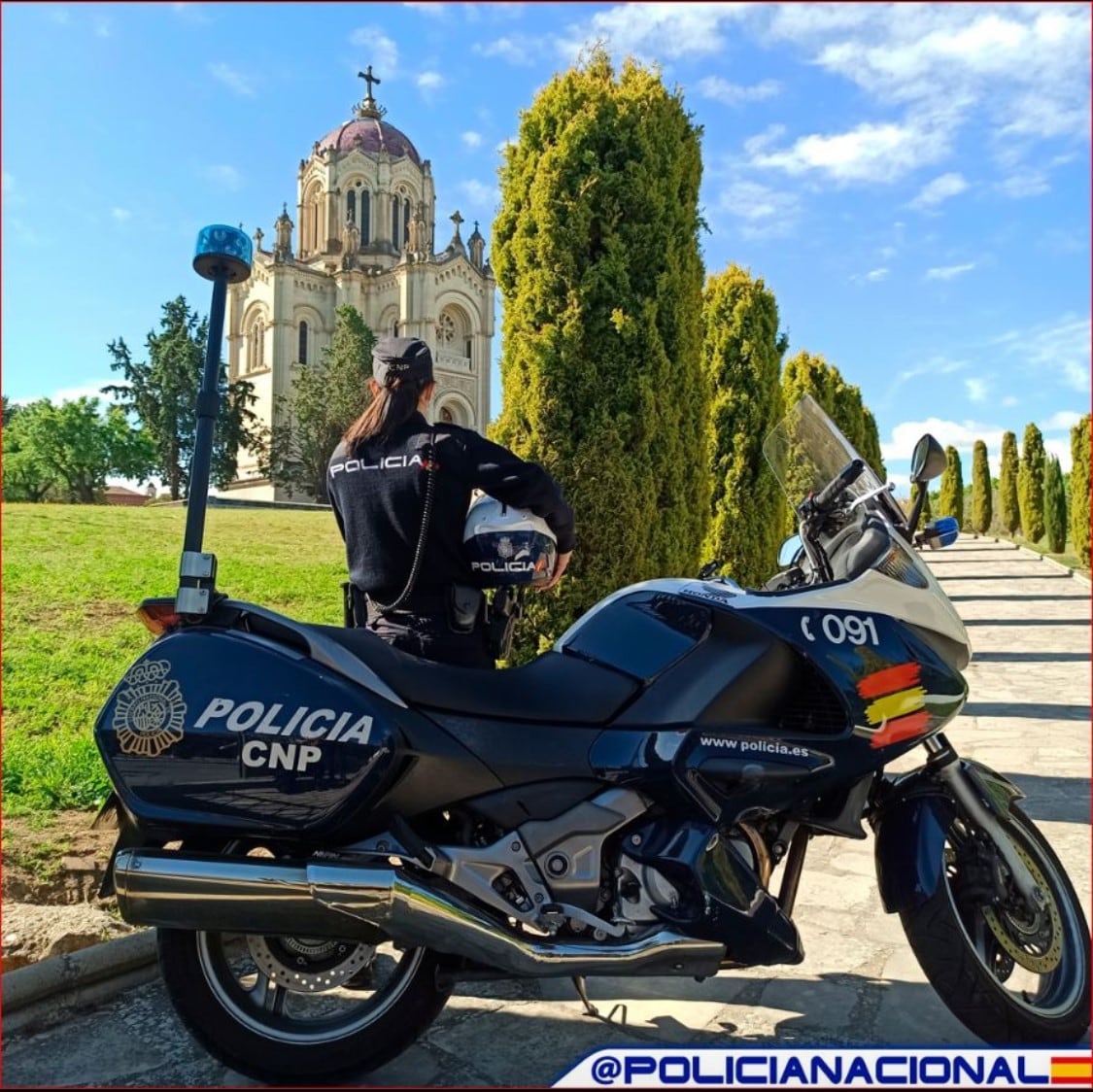 Agente de Policía Nacional en el parque de Adoratrices de Guadalajara