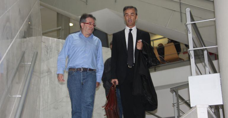 L&#039;exconseller Jordi Ausàs, amb el seu advocat, arribant el 23 de maig del 2014 a l&#039;Audiència de Lleida, en el tercer dia de judici per contraban de tabac