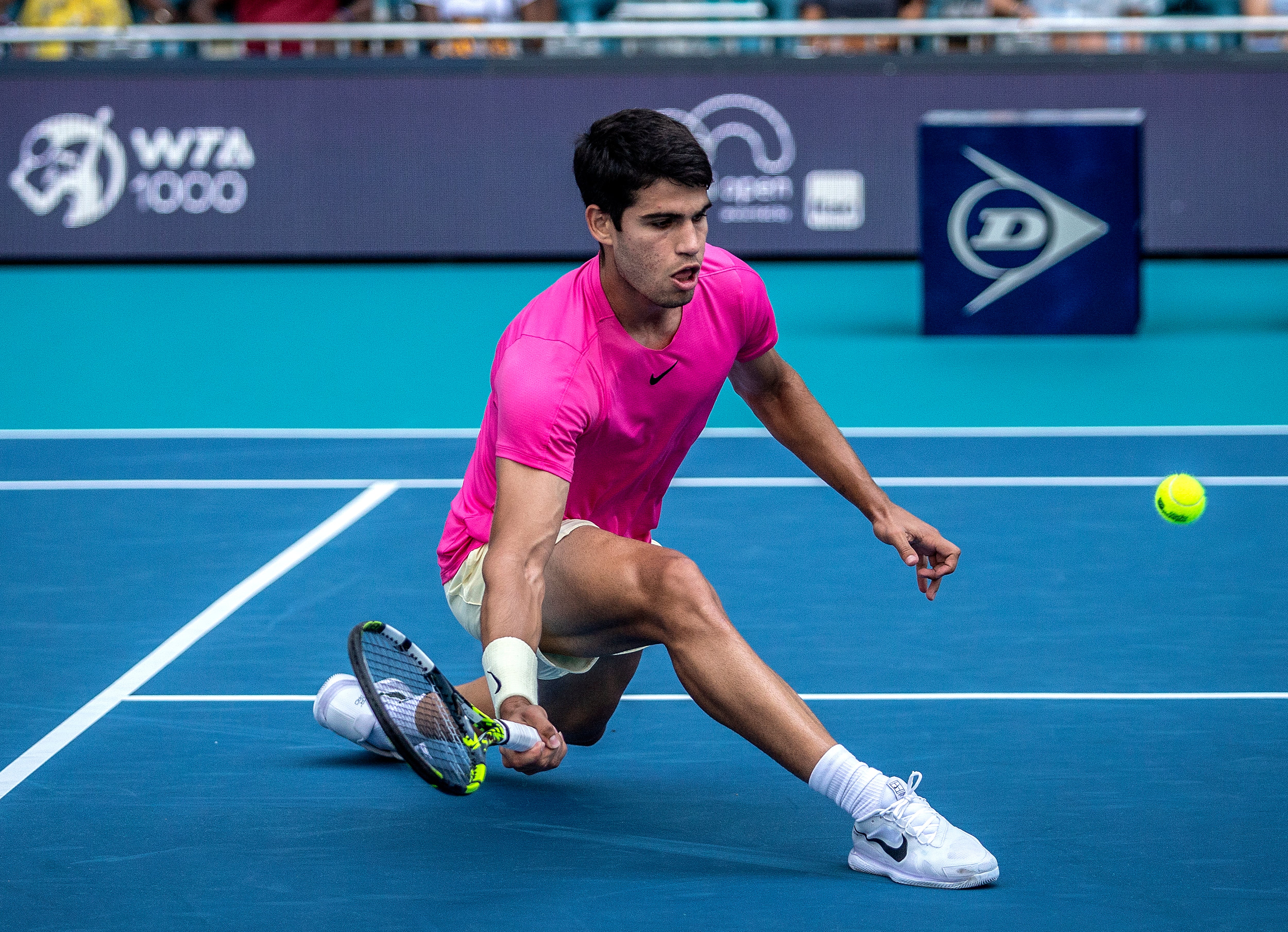 El tenista murciano Carlos Alcaraz, durante su partido contra el estadounidense Tommy Paul en Masters 1.000 de Miami.