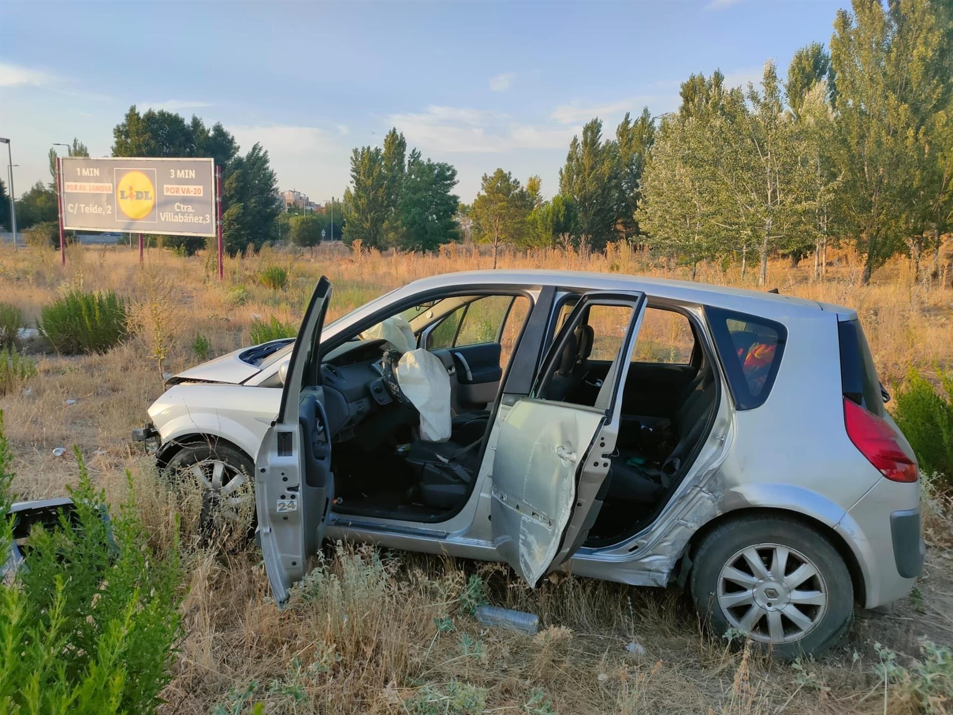 Estado en el que quedó el vehículo tras salirse de carretera | Policía Municipal de Valladolid