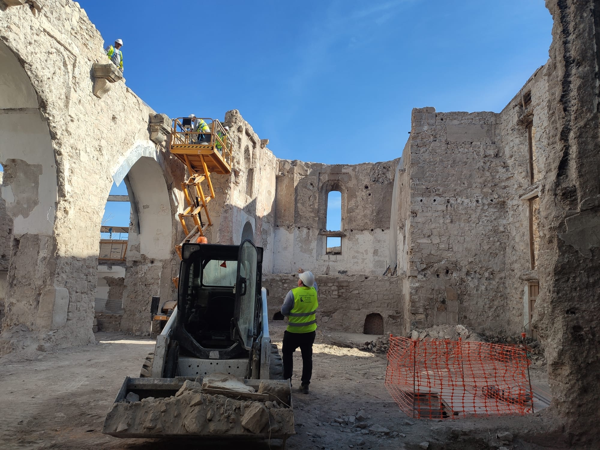 Operarios realizan la recuperación de la Iglesia de San Miguel en Jaén capital