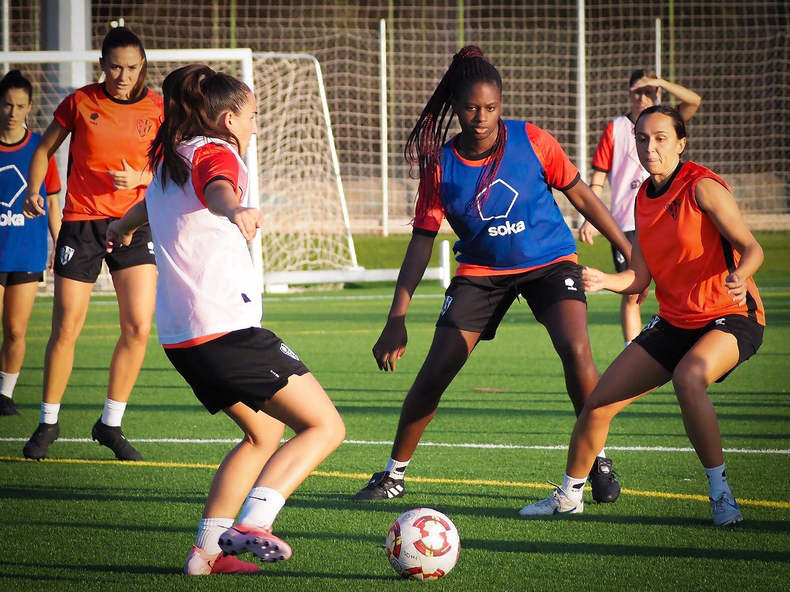 El equipo femenino de la SD Huesca durante un entrenamiento