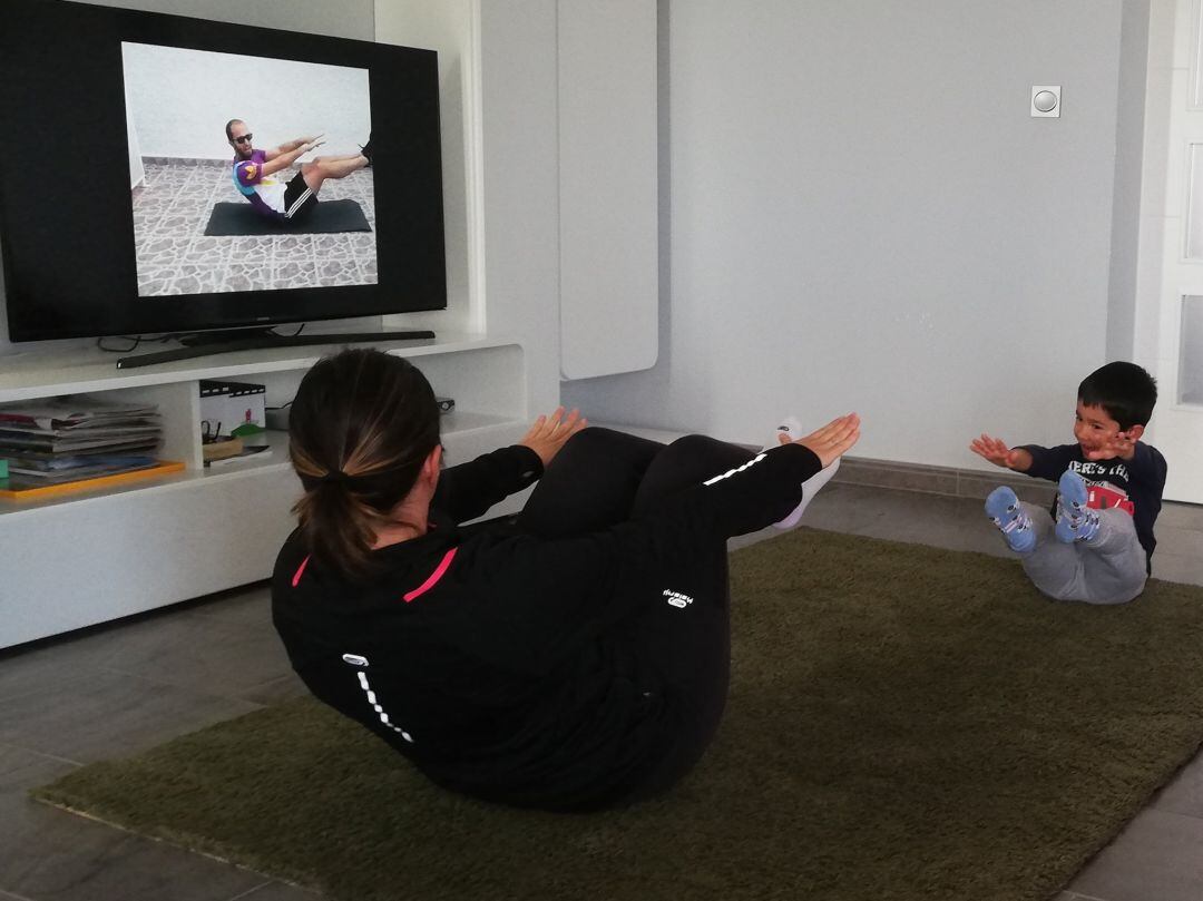 Una de las familias que celebran en casa el Dia de l&#039;Esport