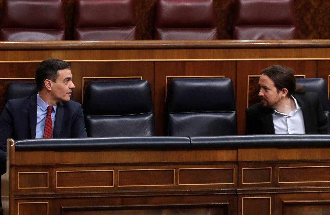 El presidente del Gobierno, Pedro Sánchez,y el vicepresidente tercero, Pablo Iglesias (d).