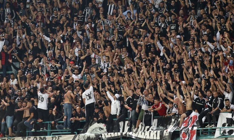 La afición del Besiktas anima a su equipo