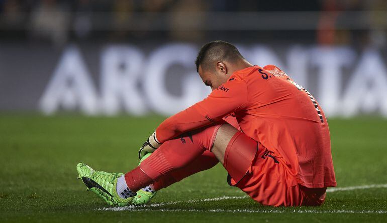 Sergio Asenjo, cabizbajo esperando la entrada de las asistencias tras romperse otra vez