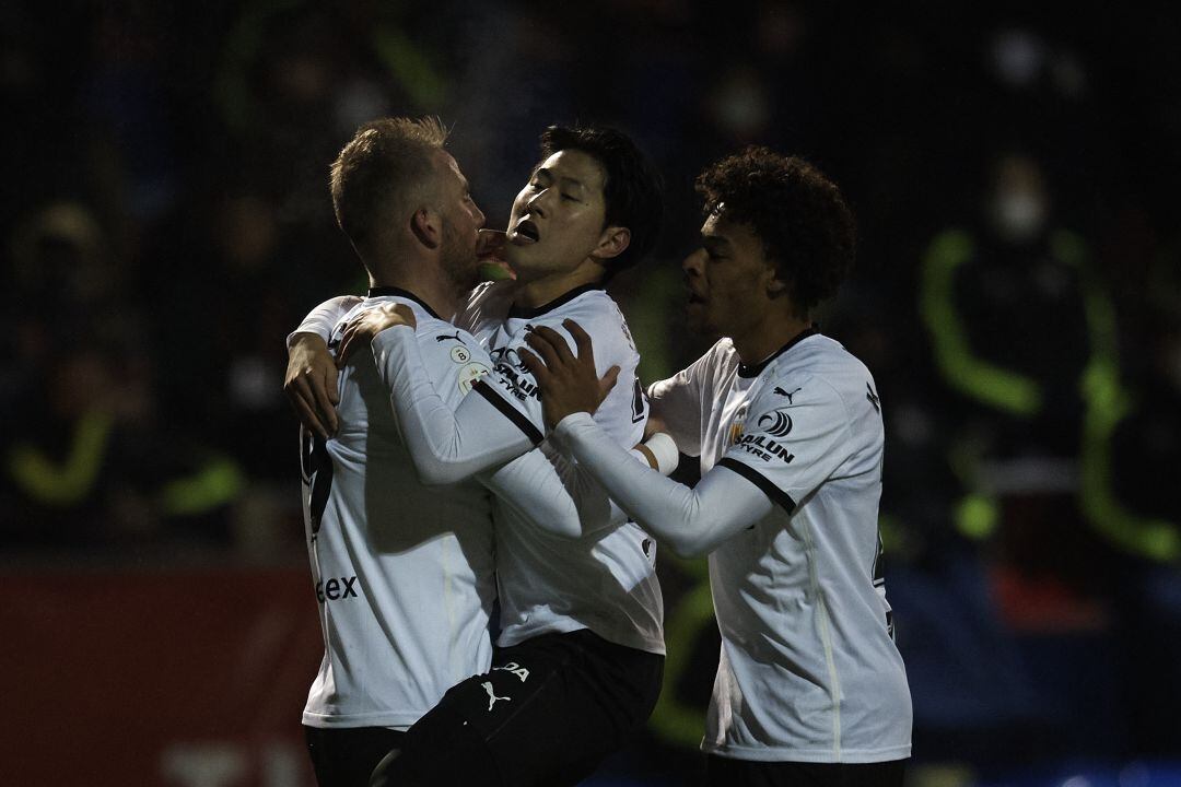 Kangin Lee, Racic y Koba celebran un gol en Yecla.