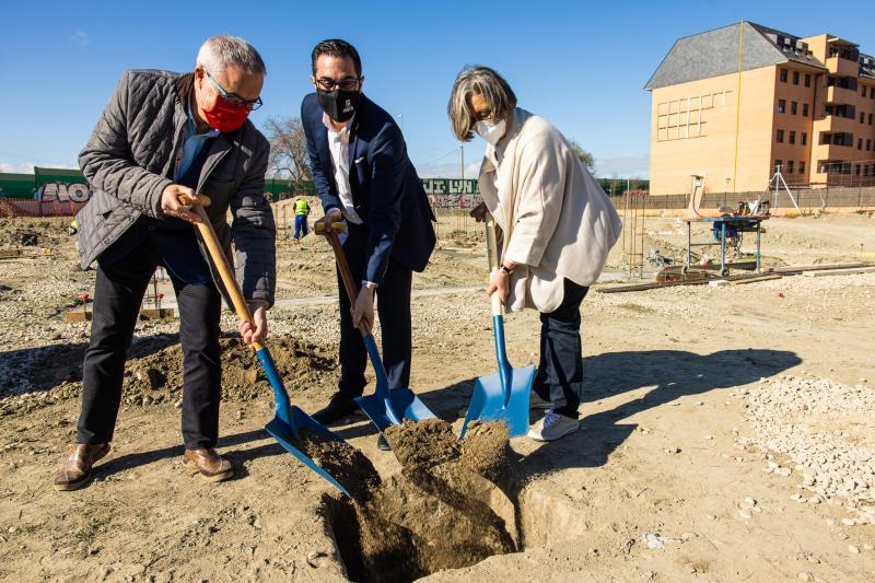 El acto de colocación de la primera piedra ha dado inicio a la obra del nuevo edificio de Cruz Roja