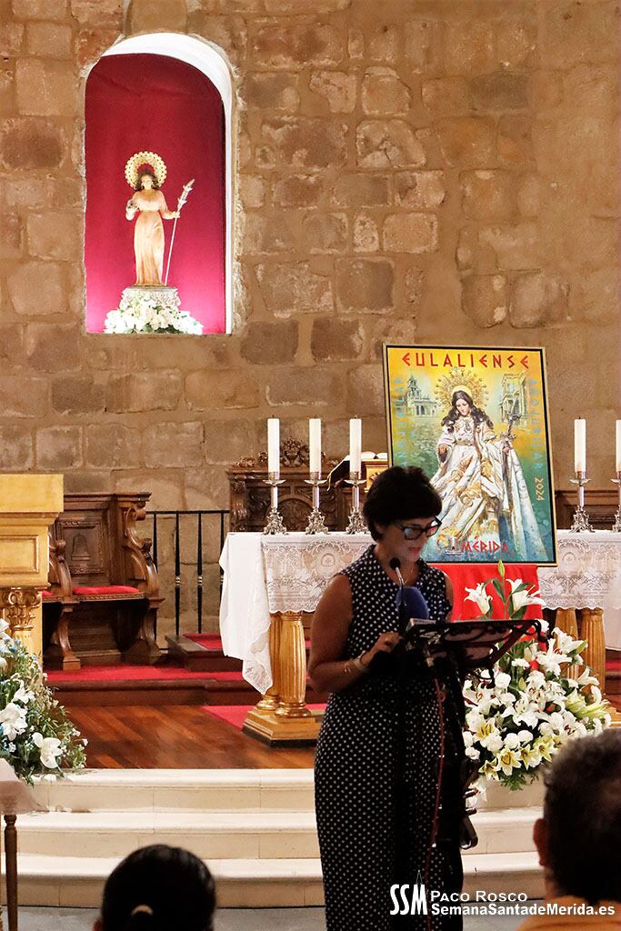 La cartelista de la Semana Santa de Mérida 2024, Nuria Barrena en un momento de la presentación del cartel del Año Jubilar Eulaliense. Foto: Paco Rosco