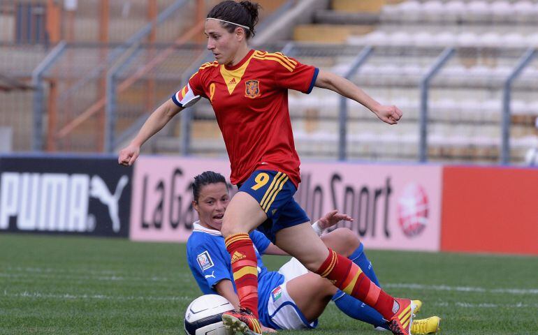 Verónica Boquete guía el balón durante un partido con la selección española